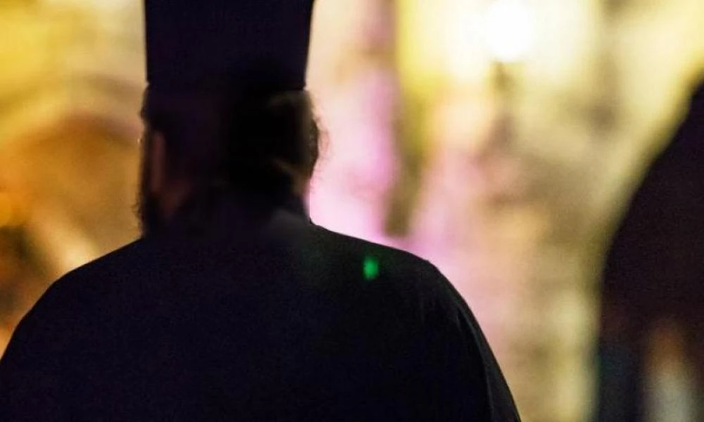 Επίθεση ιερέα σε τρανς που είχε πάει σε συσσίτιο: Κατηγορείται για εξύβριση με ρατσιστικά χαρακτηριστικά